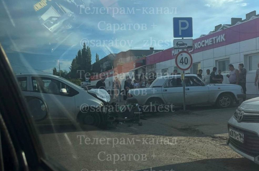 Мотоциклист пострадал в тройной аварии на окраине Саратова